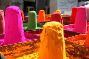 kleurrijk poeders naar maken mandala's Aan de straten, gebruik voor tikka, hallo, en veel andere Hindi evenementen foto