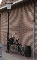 fiets geparkeerd tegen een muur, Nederland foto