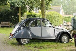 oud auto, in de Nederland met de bijnaam eend foto