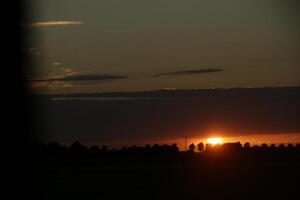 zonsondergang in de nederland, wolken, kleuren foto