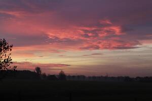 bewolkt zonsopkomst in de Nederland foto
