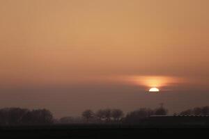 kleurrijk zonsondergang in de Nederland foto