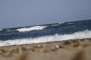 ruw zee met veel golven, Nee Rechtdoor horizon, het voelt Leuk vinden u zijn zwaaiend Aan de golven foto