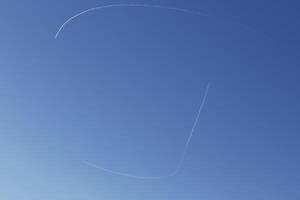 vliegtuig strepen in de lucht foto