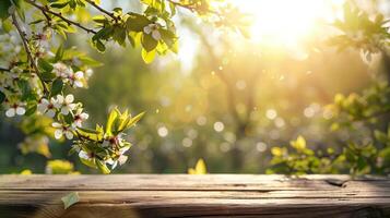 voorjaar mooi achtergrond met groen weelderig jong gebladerte en bloeiend takken met een leeg houten tafel buitenshuis in tuin zonlicht foto