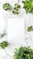 antenne fotograaf flatlay stijl met blanco kunst papier, boven schoon marmeren wit tafel top en vers bloemen geplaatst in de omgeving van de Scherm, foto