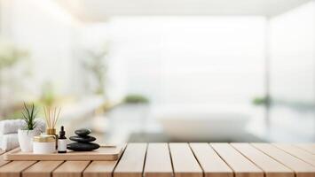 een spa douche reeks Aan een houten tafel met een wazig achtergrond van een hedendaags ruim badkamer. foto