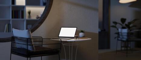 een wit scherm laptop computer mockup is geplaatst Aan een lounge tafel in een modern donker kamer Bij nacht. foto