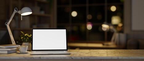 een knus huis kantoor werkruimte Bij nacht met een wit scherm laptop mockup en decor Aan een marmeren tafel. foto