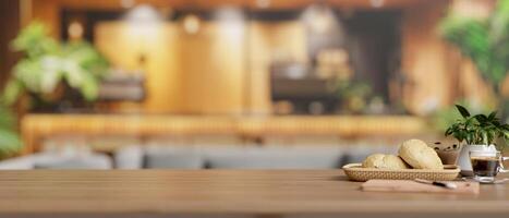 een kopiëren ruimte Aan een houten tafelblad Kenmerken een brood mand en een koffie kop in een modern restaurant. foto