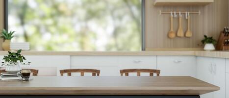 een houten dining tafel met kopiëren ruimte voor weergeven producten is in een hedendaags keuken. foto
