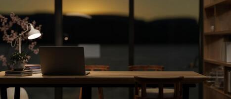 een laptop computer Aan een klein houten vergadering tafel in een hedendaags kantoor vergadering kamer Bij nacht. foto