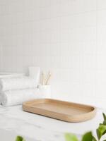 een ruimte voor presentatie van producten Aan een houten dienblad Aan een wit marmeren badkamer aanrecht. foto