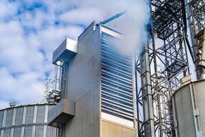 industrieel metaal lucht stromen en lucht conditioning pijpen Aan de plafond van een industrieel fabriek. foto