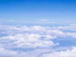 antenne visie van lucht en wolken zijn gezien door de vliegtuig venster foto