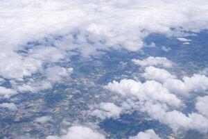 antenne visie van wolken en lucht gezien door de vliegtuig venster foto