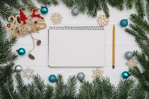 Kerstmis Spar boom met decoratie en glitters Aan houten achtergrond. Kerstmis achtergrond Aan de wit houten bureau foto