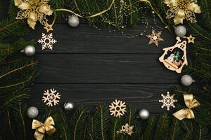 Kerstmis of nieuw jaar donker houten achtergrond, Kerstmis zwart bord ingelijst met seizoen decoraties, ruimte voor een tekst, visie van bovenstaand foto