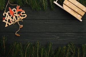 Kerstmis of nieuw jaar donker houten achtergrond, Kerstmis zwart bord ingelijst met seizoen decoraties, ruimte voor een tekst, visie van bovenstaand foto