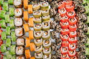 versierd catering banket tafel met verschillend sushi broodjes en nigiri sushi bord assortiment Aan een feest. foto