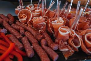 bier tussendoortje mengen met droog gezouten zeevruchten top visie en vlak leggen Aan steen tafel. wijn snacks buffet zo net zo pittig inktvis, mosselen, vis filet, kaas, noten, worstjes foto