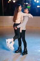 datum geliefden in winter baan schaatsen. concept van Kerstmis vakantie, zorgzaam voor uw geliefde een. foto