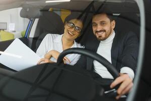 jong bedrijf mensen werken samen terwijl op reis door een auto. foto