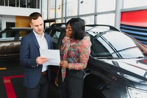 mooi jong Afrikaanse vrouw buying een auto Bij handel foto