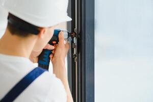 bouw arbeider installeren venster in huis foto