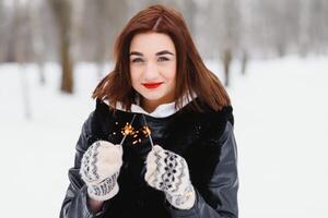 aantrekkelijk jong vrouw in winter tijd buitenshuis. sneeuw, vakantie en seizoen concept. foto