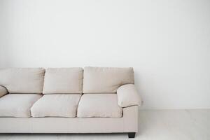grijs comfortabel sofa tegen wit muur in de kamer foto