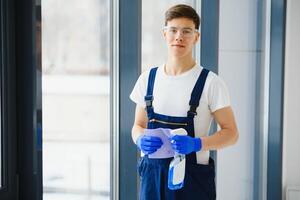 schoonmaak onderhoud kwam naar schoon nieuw huis. hardwerkend Mens voorzichtig schoon venster. kant visie foto