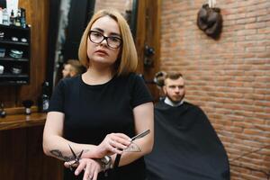 portret van mode vrouw kapper haar stylist met schaar in hand- in de kapperszaak foto