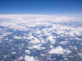 antenne visie van agrarisch veld, rivier- en wolken gezien door vliegtuig venster foto