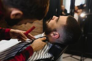 gebaard Mens, gebaard mannetje. wijnoogst kapperszaak, scheren. portret van elegant Mens baard. kapper schaar en Rechtdoor scheermes, kapper winkel. baard stileren. reclame kapper winkel concept. zwart en wit. foto