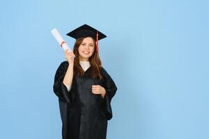 vrouw afstuderen leerling vervelend diploma uitreiking hoed en gewaad, Aan blauw achtergrond foto