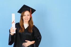 vrouw afstuderen leerling vervelend diploma uitreiking hoed en gewaad, Aan blauw achtergrond foto