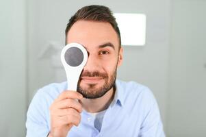 portret, visie en lepel met een Mens geduldig Bij de optometrist voor een oog tentamen testen zijn diepte perceptie foto