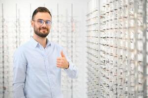 jong Mens kiezen bril Bij optiek winkel foto