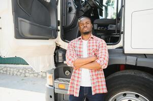 vrachtauto bestuurder Mens Afrikaanse Amerikaans gespierd lachend, in lange tijd bedrijf vervoer en levering foto