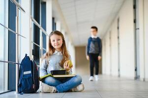 schoolmeisje Holding lunch doos en appel gaan naar eten foto