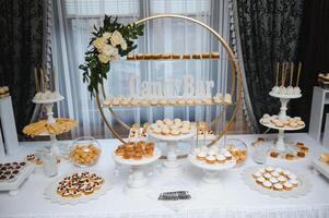 divers toetje met vers fruit Aan buffet lijn, zoet. foto