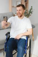 attent jong gehandicapt Mens Aan rolstoel Bij huis foto