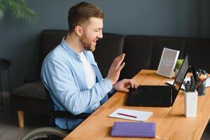 gehandicapt virtueel assistent in rolstoel maken afgelegen telefoongesprek. foto