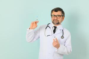 mannetje dokter Holding spuit, geïsoleerd blauw achtergrond foto