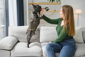 jong vrouw met haar hond Bij huis. lief huisdier foto