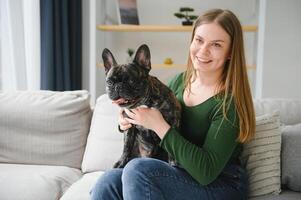 jong vrouw met haar hond Bij huis. lief huisdier foto