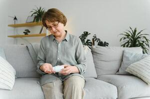 senior dame behandeling van Dementie, pijn, infectie, ouderen mentaal ziekte, verlichtend menopauze, ongerustheid symptomen. handen van vrouw Holding buis en dagelijks dosis van pillen. gezondheidszorg concept. foto