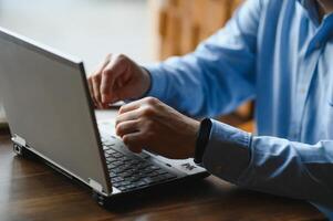 Mens gebruik makend van laptop in cafe bar foto