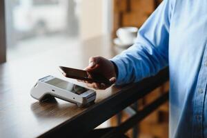 volwassen zakenman betalen met contactloos credit kaart met nfc technologie. foto